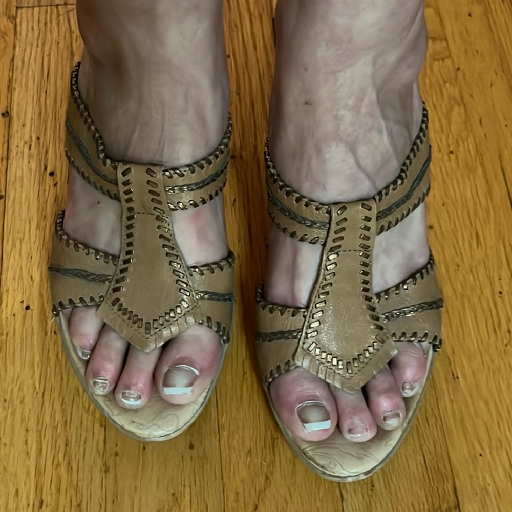 SOFFT size 10 tan leather open toe heel 1” platform at toe for comfort